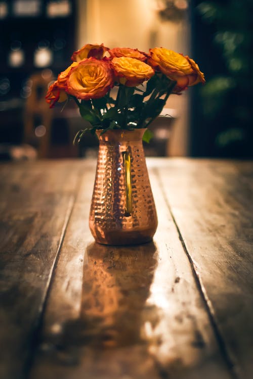 花瓶里的橙色玫瑰 · 免费素材图片