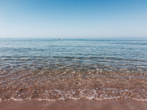 清澈的蓝色海水 · 免费素材图片