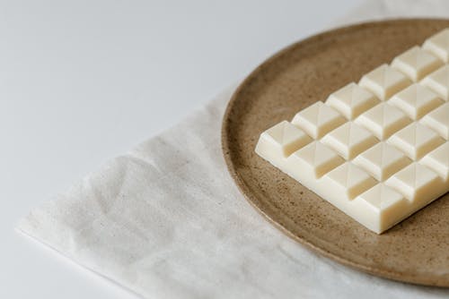 陶瓷板上的美味白巧克力 · 免费素材图片