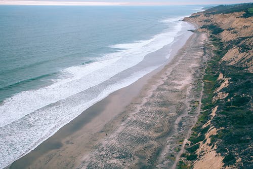 海滩海岸与海浪拍打在岸上 · 免费素材图片