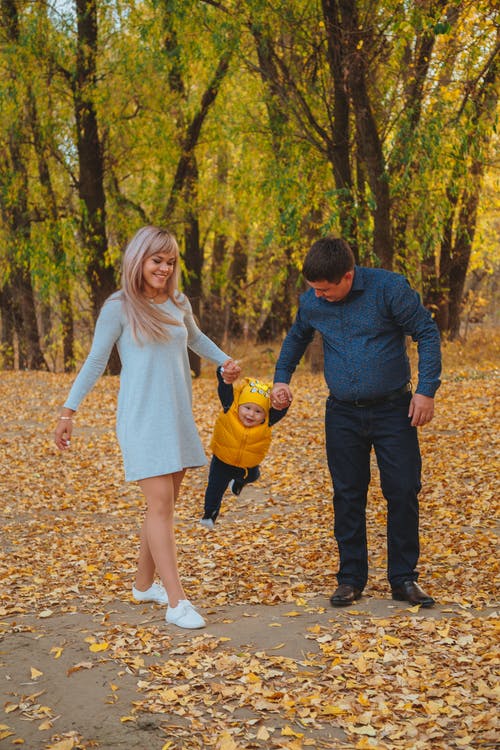 幸福的家庭，在秋天的公园散步 · 免费素材图片