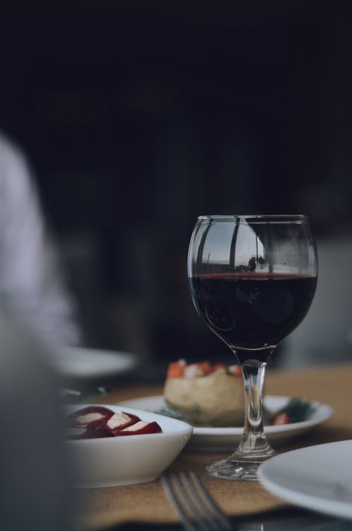 红酒在酒杯中的选择性聚焦照片 · 免费素材图片