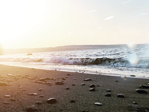 海浪拍打在海边 · 免费素材图片