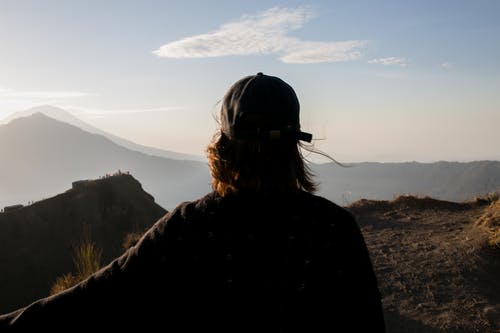 谷在阳光下的匿名旅行者 · 免费素材图片