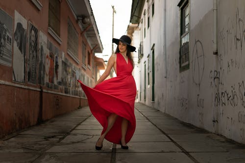 红色v领无袖连衣裙的女人 · 免费素材图片