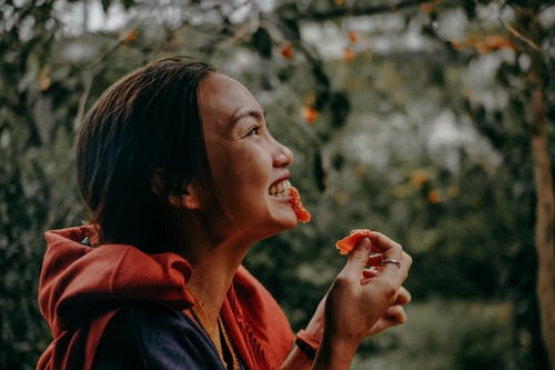 女人咬红色水果 · 免费素材图片