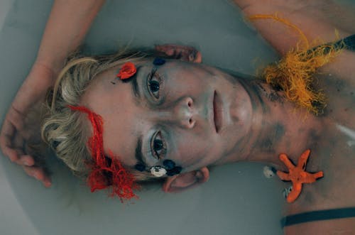 躺在水中的耀眼女人 · 免费素材图片