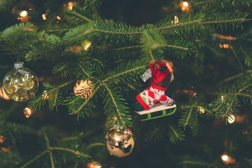 浅焦点摄影的红色和白色挂圣诞树装饰 · 免费素材图片