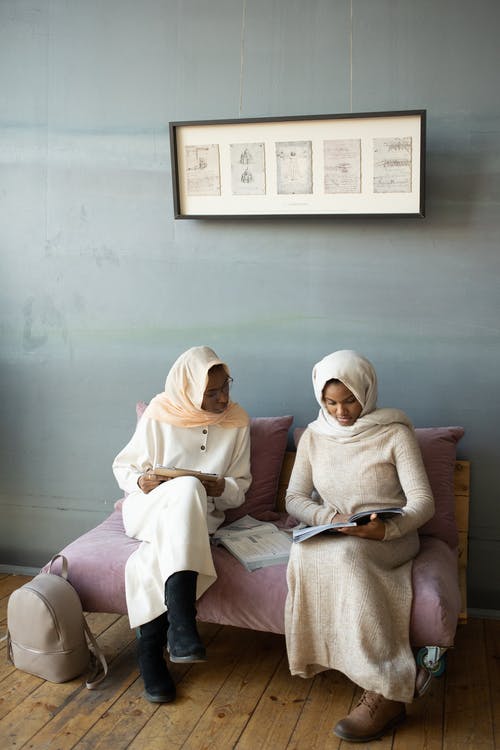 2位女士坐在沙发上 · 免费素材图片