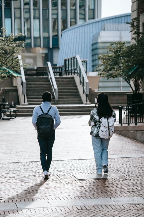 黑裤子走在人行道上的女人 · 免费素材图片