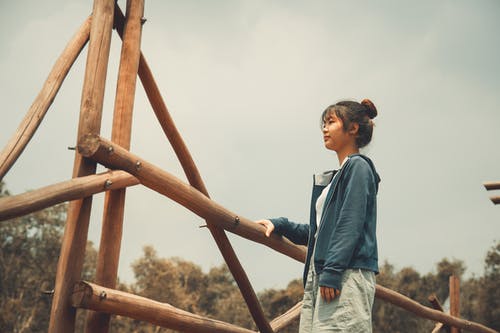 站在竹岗旁边的女人的照片 · 免费素材图片