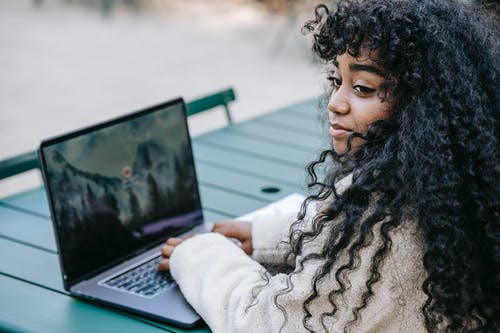 使用macbook Pro的白毛衣的女人 · 免费素材图片