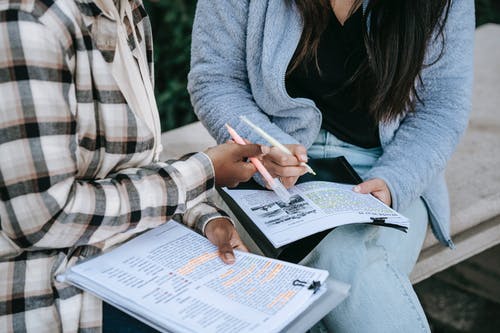 灰色毛衣阅读报纸的女人 · 免费素材图片