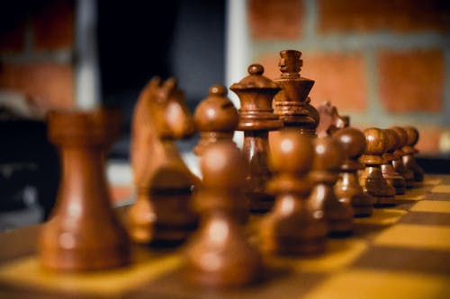 棕色木制国际象棋件套 · 免费素材图片