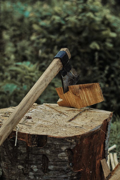 有关切碎的木头, 垂直拍摄, 斧头的免费素材图片