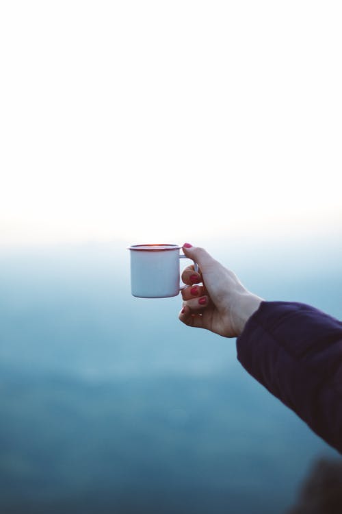 女人控股白杯 · 免费素材图片