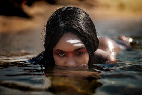 水中的女人 · 免费素材图片