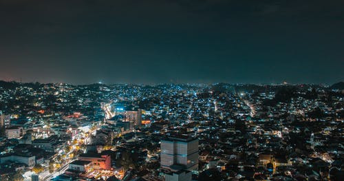 夜间建筑物的航空摄影 · 免费素材图片