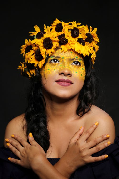 她头上的黄色向日葵的女人 · 免费素材图片