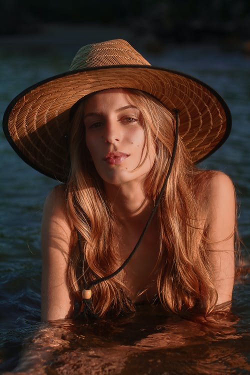戴棕色帽子的女人的照片 · 免费素材图片