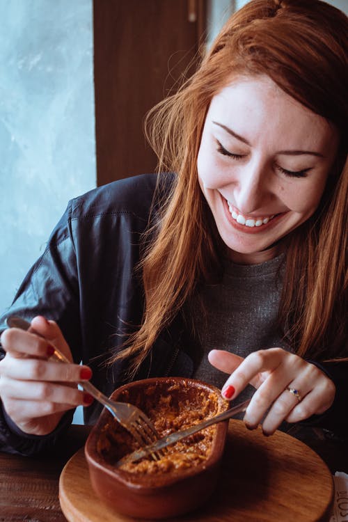 女人吃食物的照片 · 免费素材图片