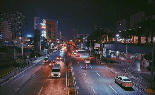 夜间公路车辆航拍 · 免费素材图片