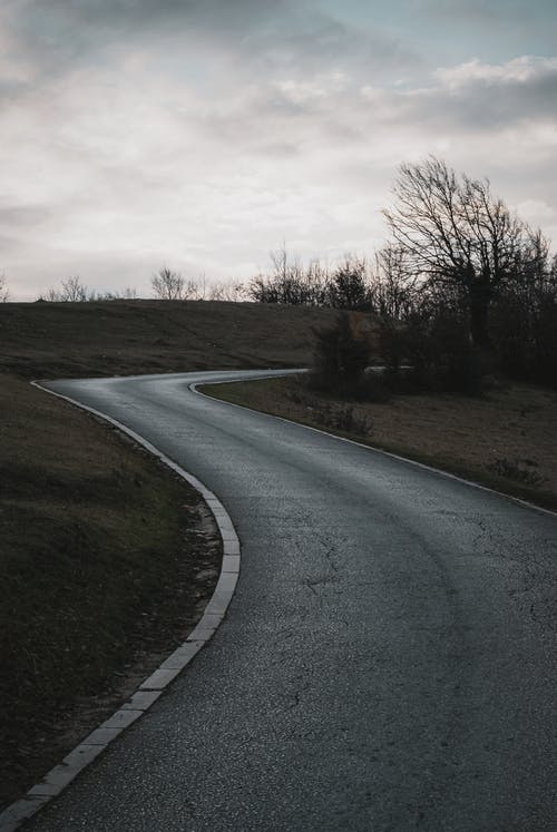 有关垂直拍摄, 弯曲的道路, 户外的免费素材图片