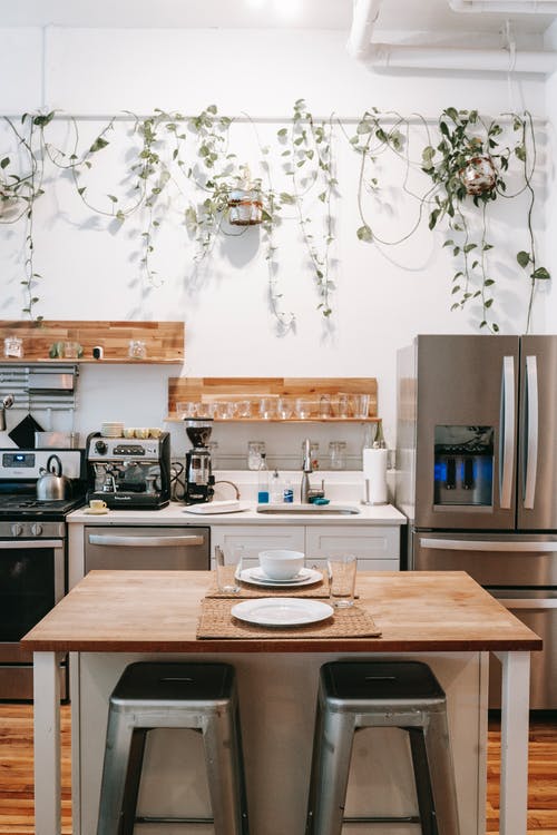斯堪的纳维亚风格的厨房和用餐区，位于舒适的公寓中 · 免费素材图片