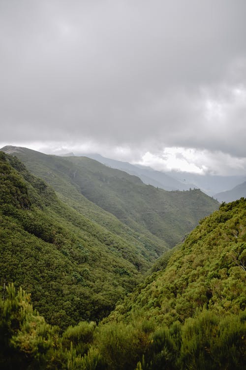 白云下的绿山 · 免费素材图片