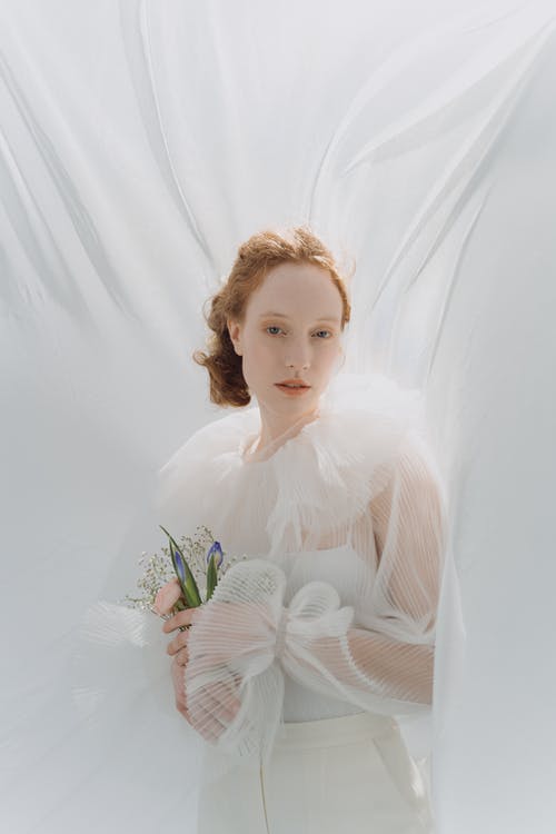 白色花裙子的女人 · 免费素材图片