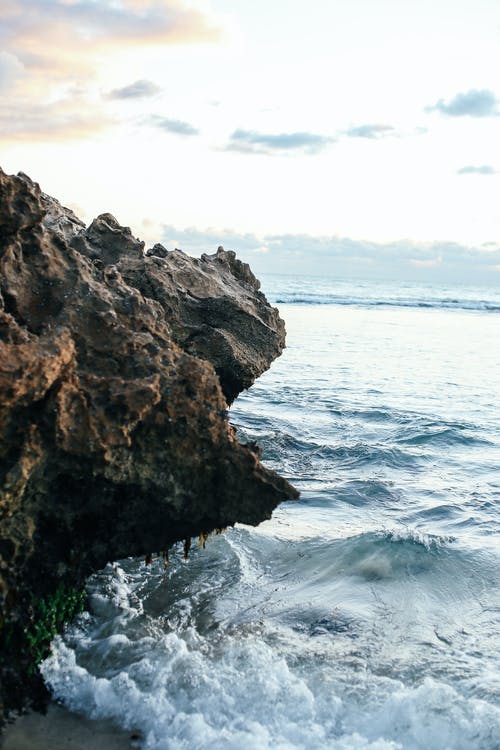 有关垂直拍摄, 岩石形成, 海的免费素材图片