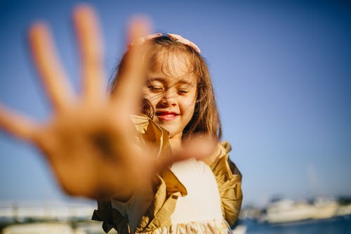 显示她的手的女孩 · 免费素材图片