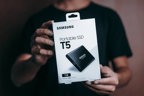 三星便携式ssd T5 · 免费素材图片