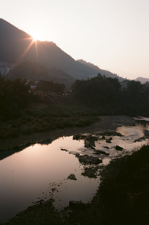 有关剪影, 太阳光束, 山的免费素材图片