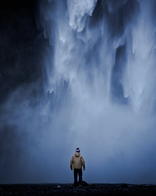 站在瀑布附近的人 · 免费素材图片