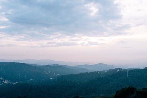 白云下的绿山 · 免费素材图片