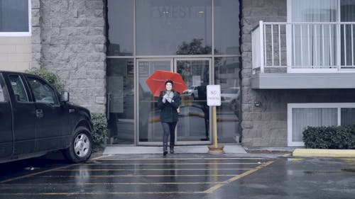 伞走的女人 · 免费素材视频
