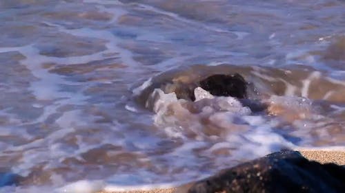 海浪撞击小石头 · 免费素材视频