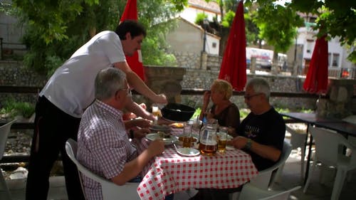 男人在火锅里用餐 · 免费素材视频