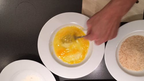 用叉子打鸡蛋 · 免费素材视频