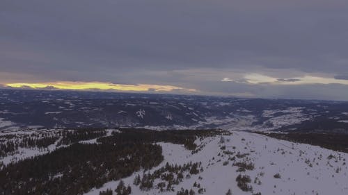 雪山的高角度视图 · 免费素材视频