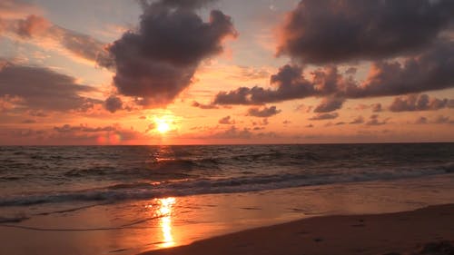 海滩海浪和日落 · 免费素材视频