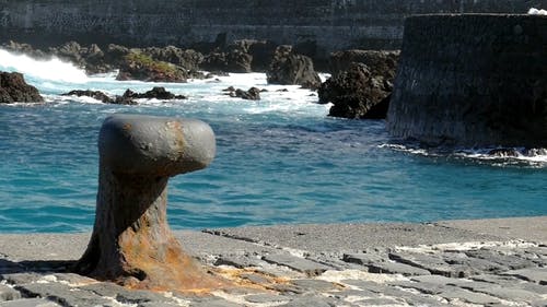 海浪冲撞 · 免费素材视频