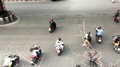 摩托车和汽车在路上的视频 · 免费素材视频