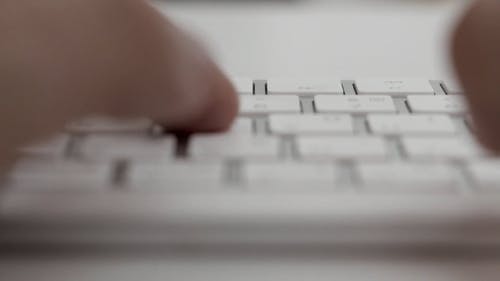 关闭在键盘上打字的人的视频 · 免费素材视频