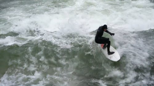 男子冲浪 · 免费素材视频