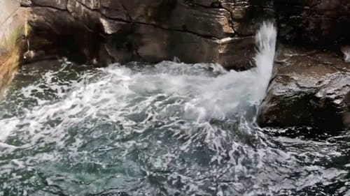 水溅在岩石上 · 免费素材视频