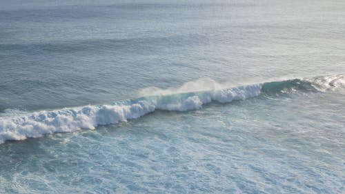 海浪冲到岸边 · 免费素材视频