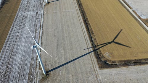 农田上的风力涡轮机 · 免费素材视频