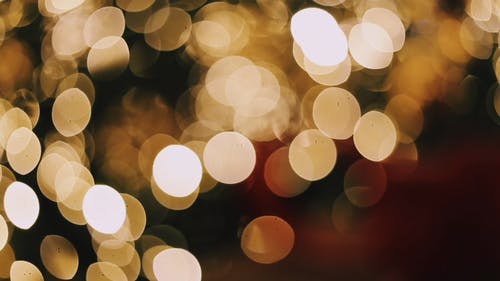 圣诞树上的灯和装饰品 · 免费素材视频